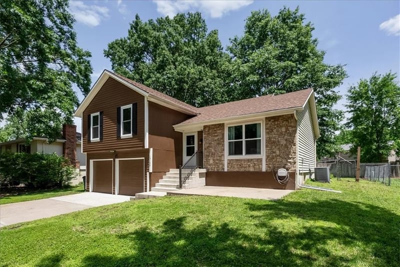 15109 Seminole Dr, Olathe, KS 66062