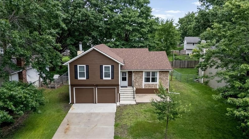 15109 Seminole Dr, Olathe, KS 66062