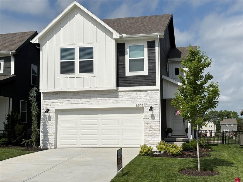 8705 Edgewater Dr, Blue Springs, MO 64064