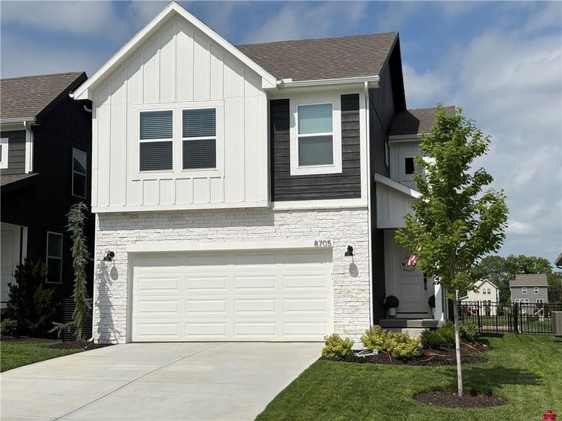 8705 Edgewater Dr, Blue Springs, MO 64064