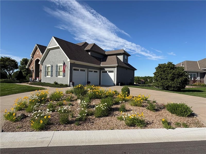 4525 Admiral Byrd Dr, Lee's Summit, MO 64082