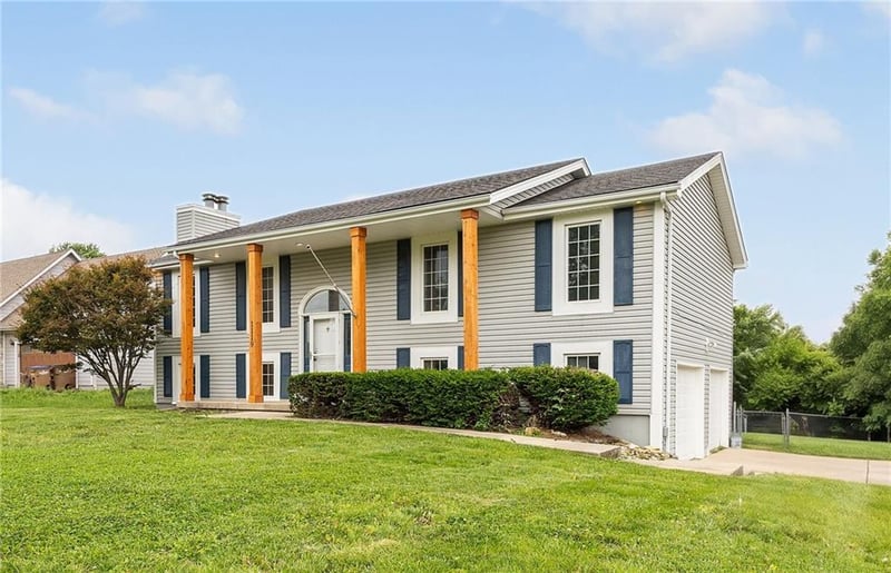 1119 Pleasant Dr, Raymore, MO 64083