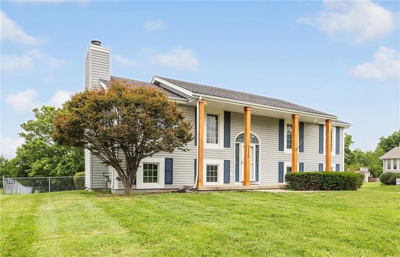 1119 Pleasant Dr, Raymore, MO 64083