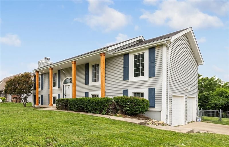 1119 Pleasant Dr, Raymore, MO 64083