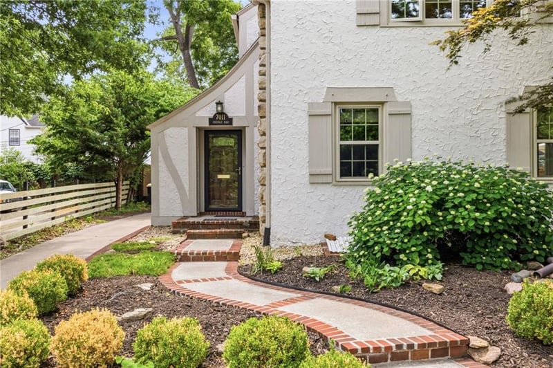 7011 Edgevale Rd, Kansas City, MO 64113
