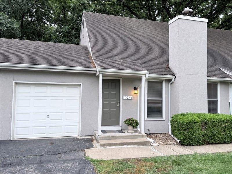 10761 Oakmont St, Overland Park, KS 66210