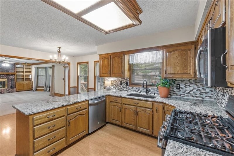 2033 Downing St, Olathe, KS 66062