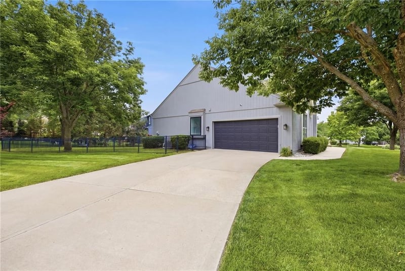3345 143rd Ter, Leawood, KS 66224