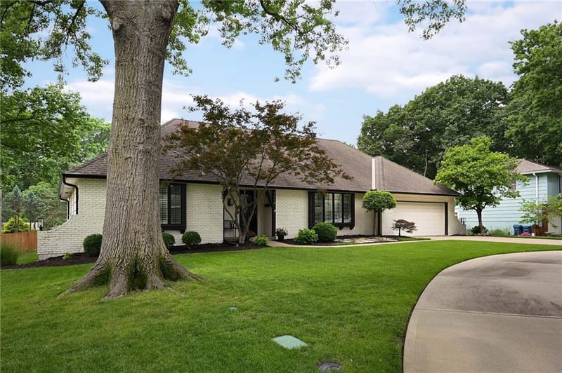 8016 Fontana St, Prairie Village, KS 66208