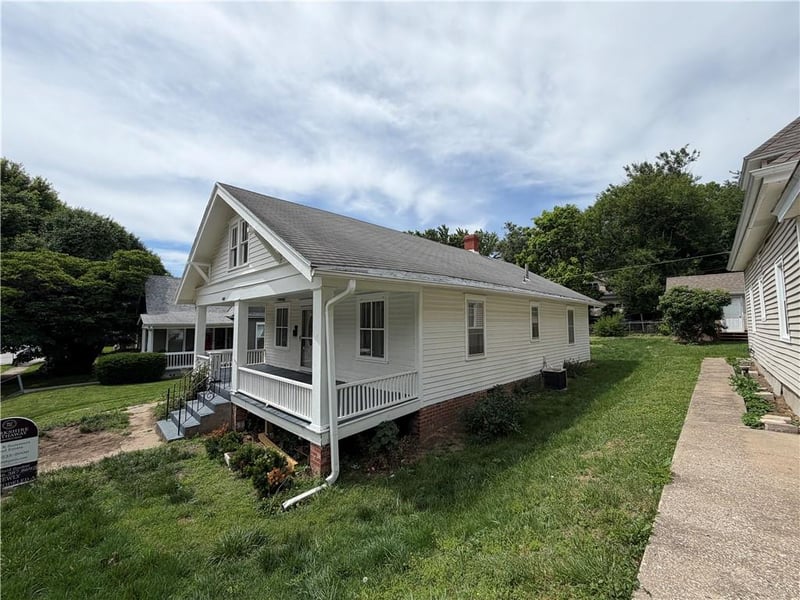 2907 Felix St, St Joseph, MO 64501