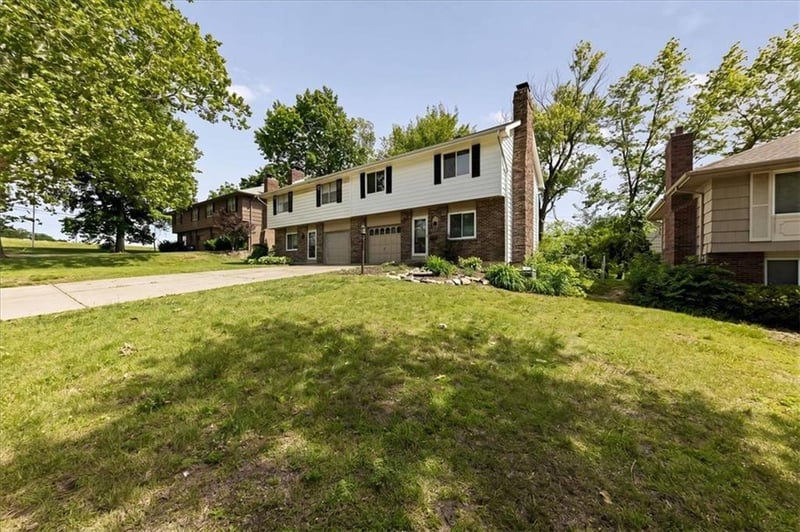 3701 NE 67th St, Gladstone, MO 64119