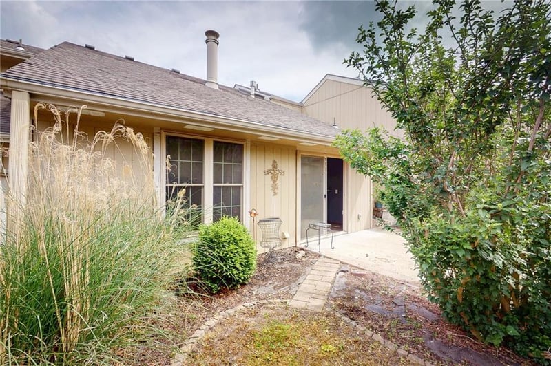 12204 Charlotte St, Kansas City, MO 64146