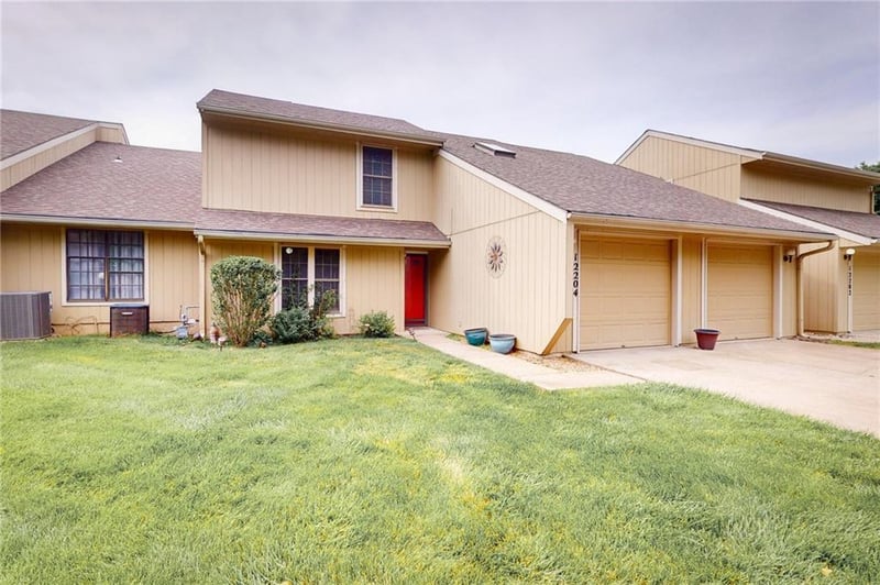 12204 Charlotte St, Kansas City, MO 64146