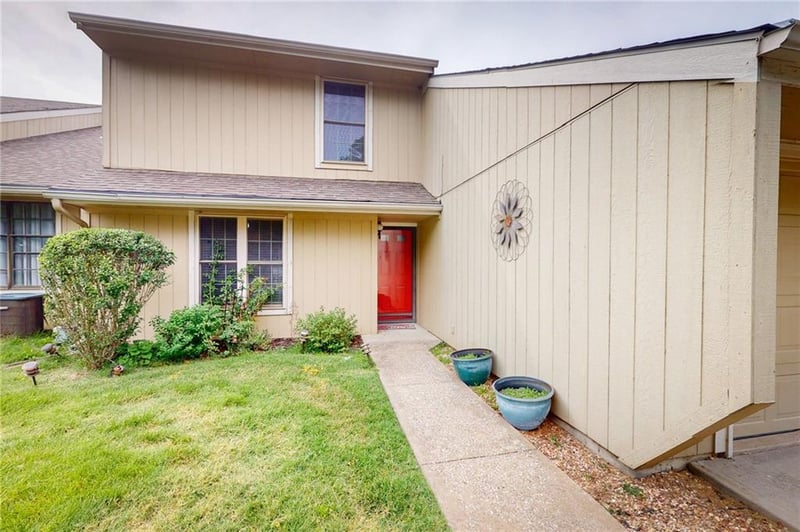 12204 Charlotte St, Kansas City, MO 64146