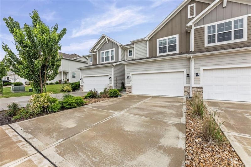 3723 Walsh Dr, Lee's Summit, MO 64082
