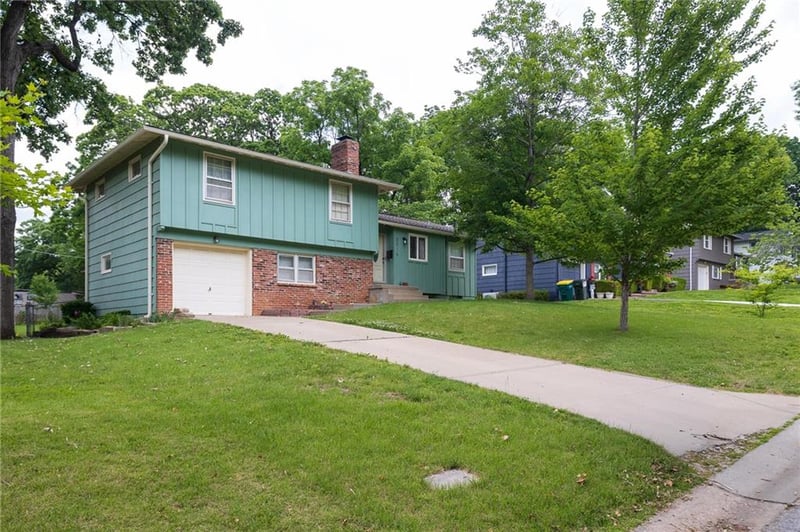 8916 71st St, Overland Park, KS 66204