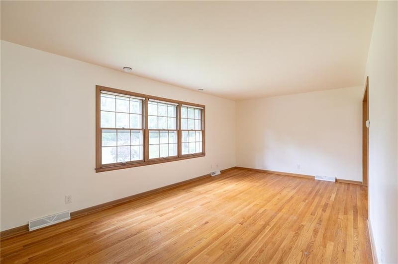 8916 71st St, Overland Park, KS 66204