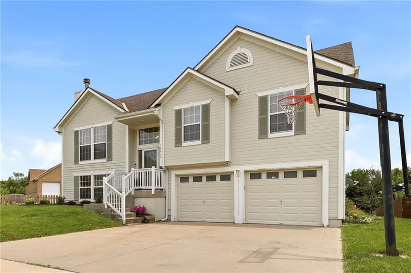 14648 Laquinta Dr, Grandview, MO 64030