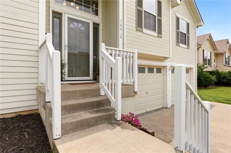 14648 Laquinta Dr, Grandview, MO 64030