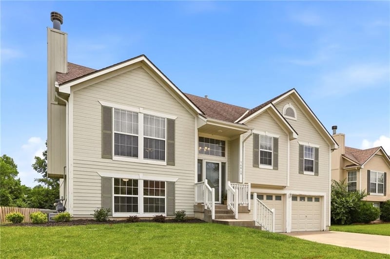 14648 Laquinta Dr, Grandview, MO 64030