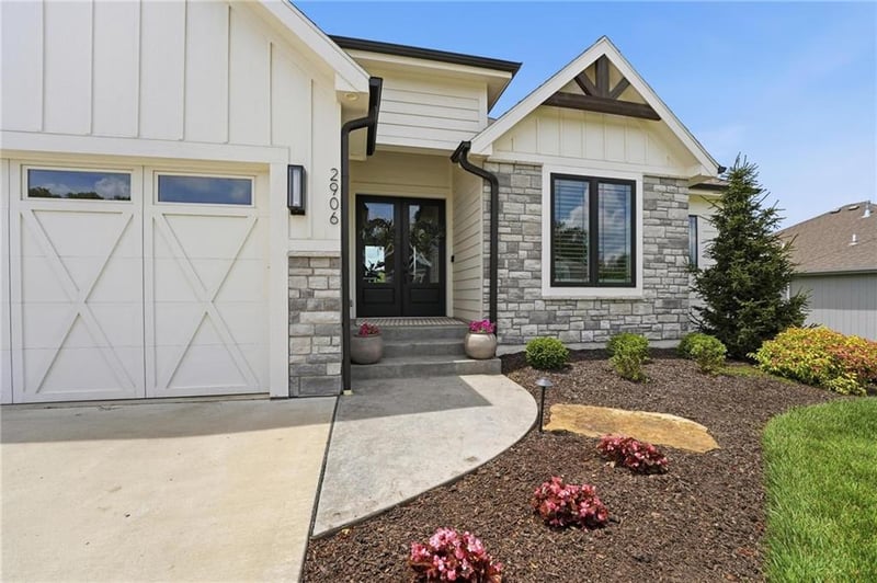 2906 Arthur Dr, Lee's Summit, MO 64082
