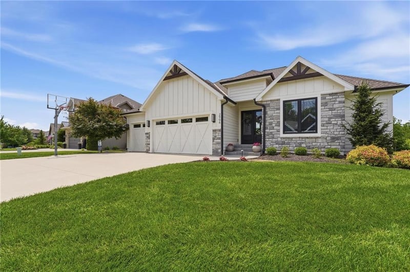 2906 Arthur Dr, Lee's Summit, MO 64082