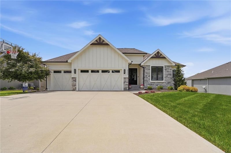 2906 Arthur Dr, Lee's Summit, MO 64082