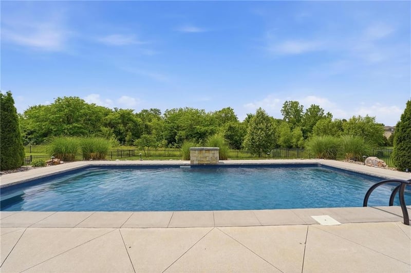 2906 Arthur Dr, Lee's Summit, MO 64082