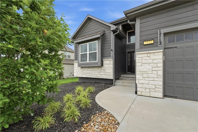 1712 27th St, Lee's Summit, MO 64082