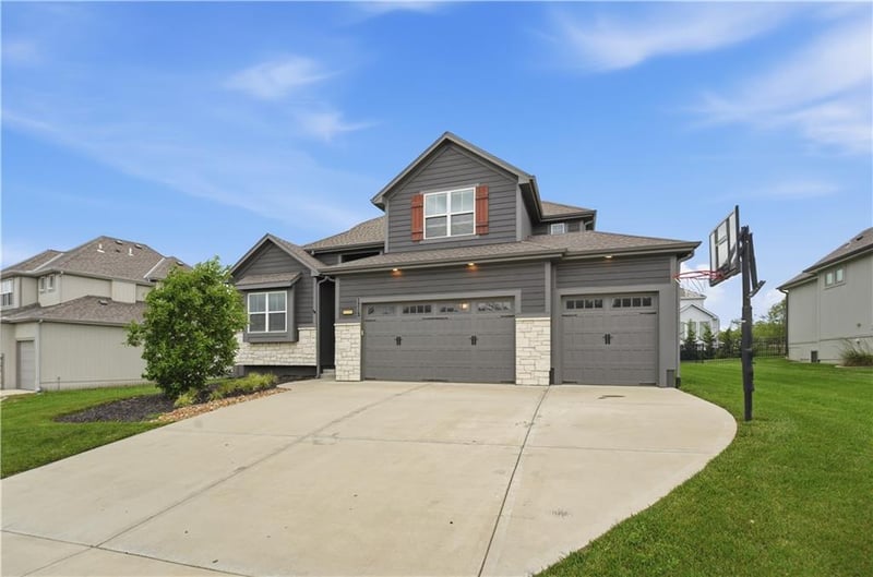 1712 27th St, Lee's Summit, MO 64082