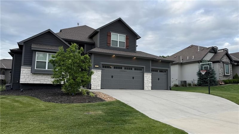 1712 27th St, Lee's Summit, MO 64082
