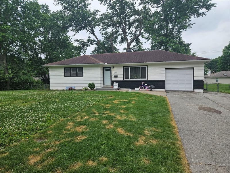 2522 Queen Ridge Dr, Independence, MO 64055