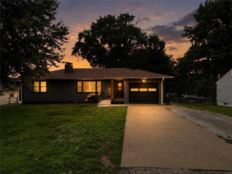 1922 39th St, St Joseph, MO 64507