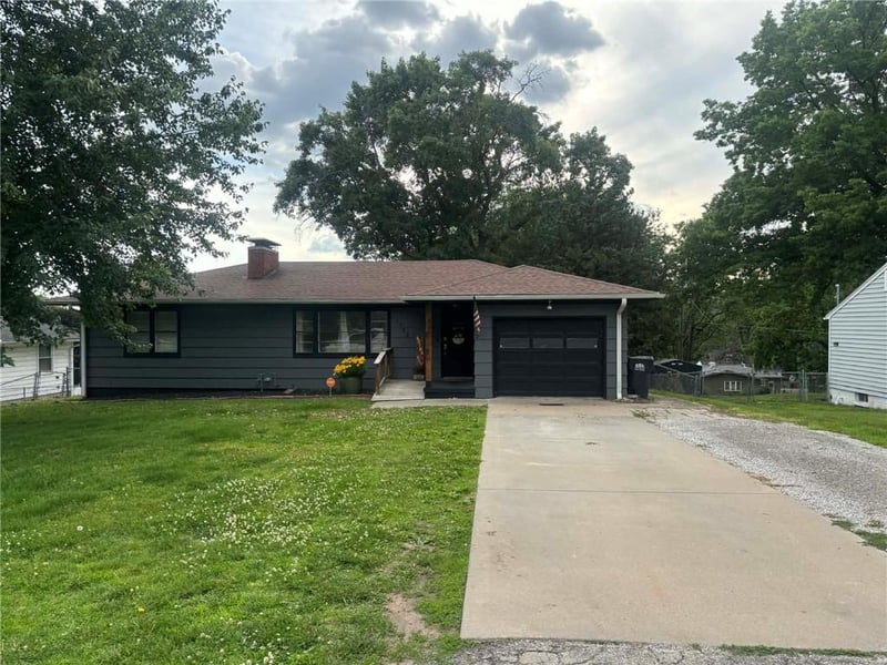 1922 39th St, St Joseph, MO 64507