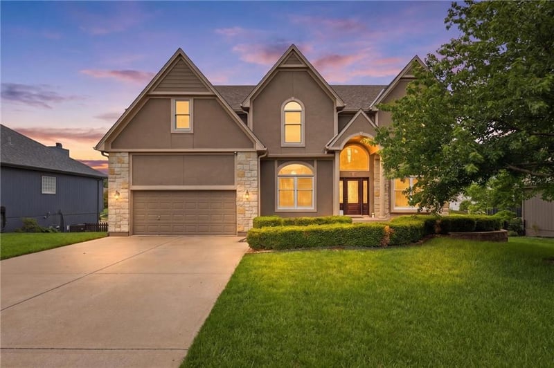 2808 Arthur Dr, Lee's Summit, MO 64082