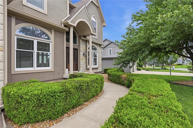 2808 Arthur Dr, Lee's Summit, MO 64082