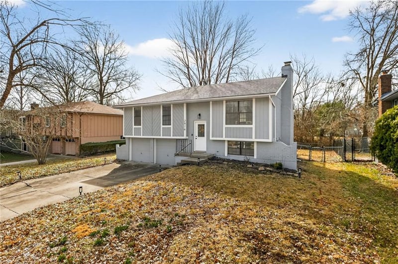 2916 Sweet Briar Dr, Independence, MO 64057