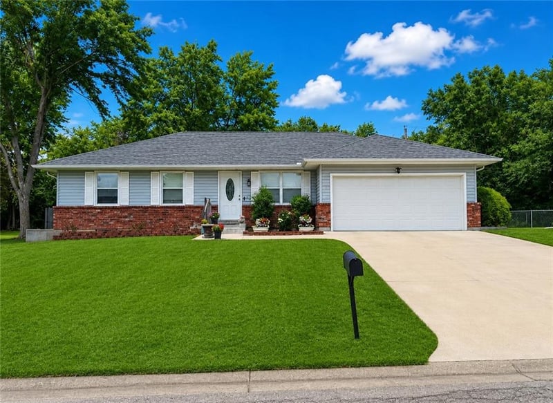926 Ridge Dr, Warrensburg, MO 64093