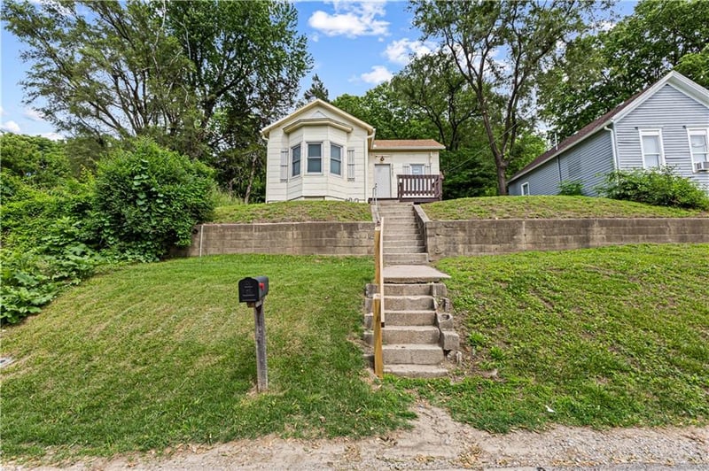 2527 13th St, St Joseph, MO 64503