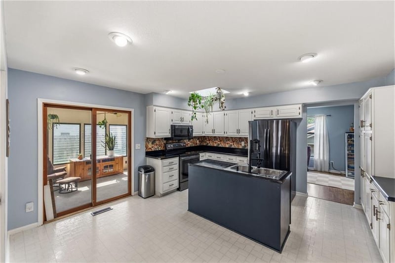 5233 Old Pike Rd, Gladstone, MO 64118