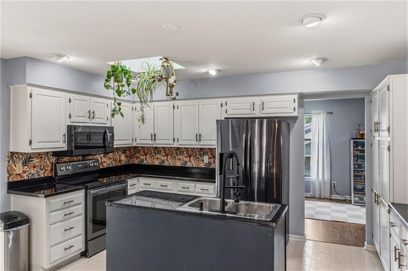 5233 Old Pike Rd, Gladstone, MO 64118