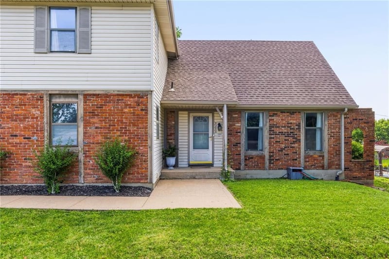 5233 Old Pike Rd, Gladstone, MO 64118