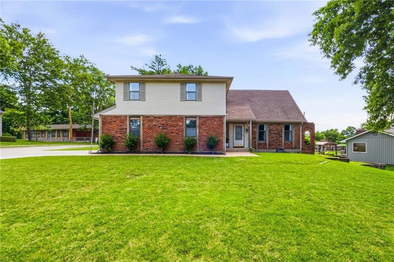 5233 Old Pike Rd, Gladstone, MO 64118