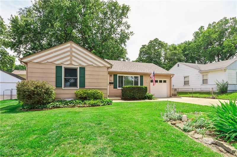 607 67th Pl, Gladstone, MO 64118