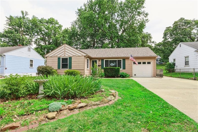 607 67th Pl, Gladstone, MO 64118