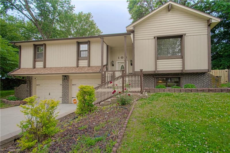106 Ethel Ln, Lansing, KS 66043