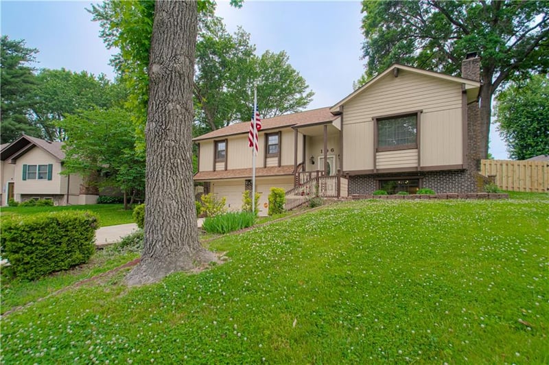 106 Ethel Ln, Lansing, KS 66043