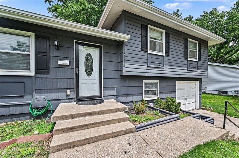 3114 66th St, Gladstone, MO 64119