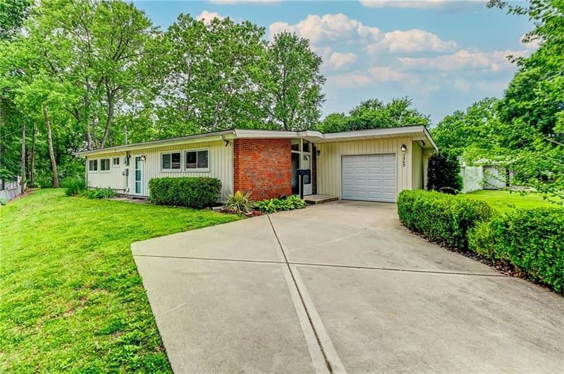 1303 66th St, Gladstone, MO 64118