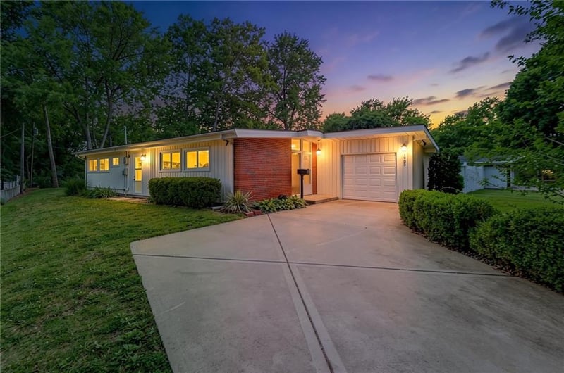 1303 66th St, Gladstone, MO 64118